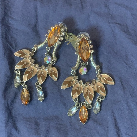 Art Deco Chandelier earrings in nude and tan and gold - Picture 4 of 7